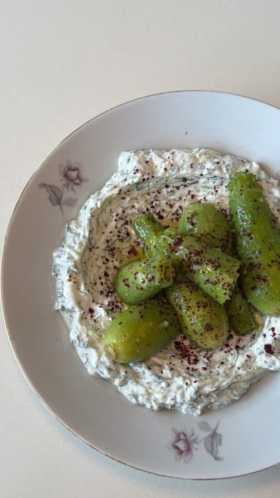 קישואים קטנים מוזהבים על מצע צזיקי לבן, מפוזר עליהם סומק אדום